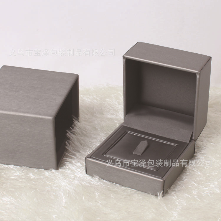 高档拉丝纹皮翻盖式戒指盒 项链 耳环 饰品包装盒子 带小镜子