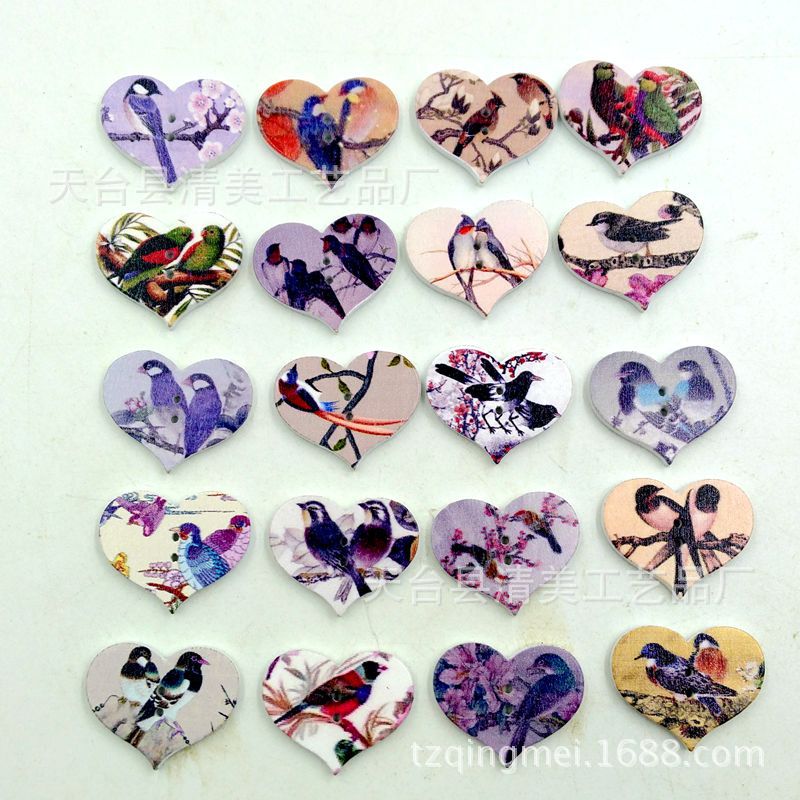 Botones de madera pintados de bricolaje de 25mm Botones de corazón de melocotón de madera impresos en color 50 piezas por paquete