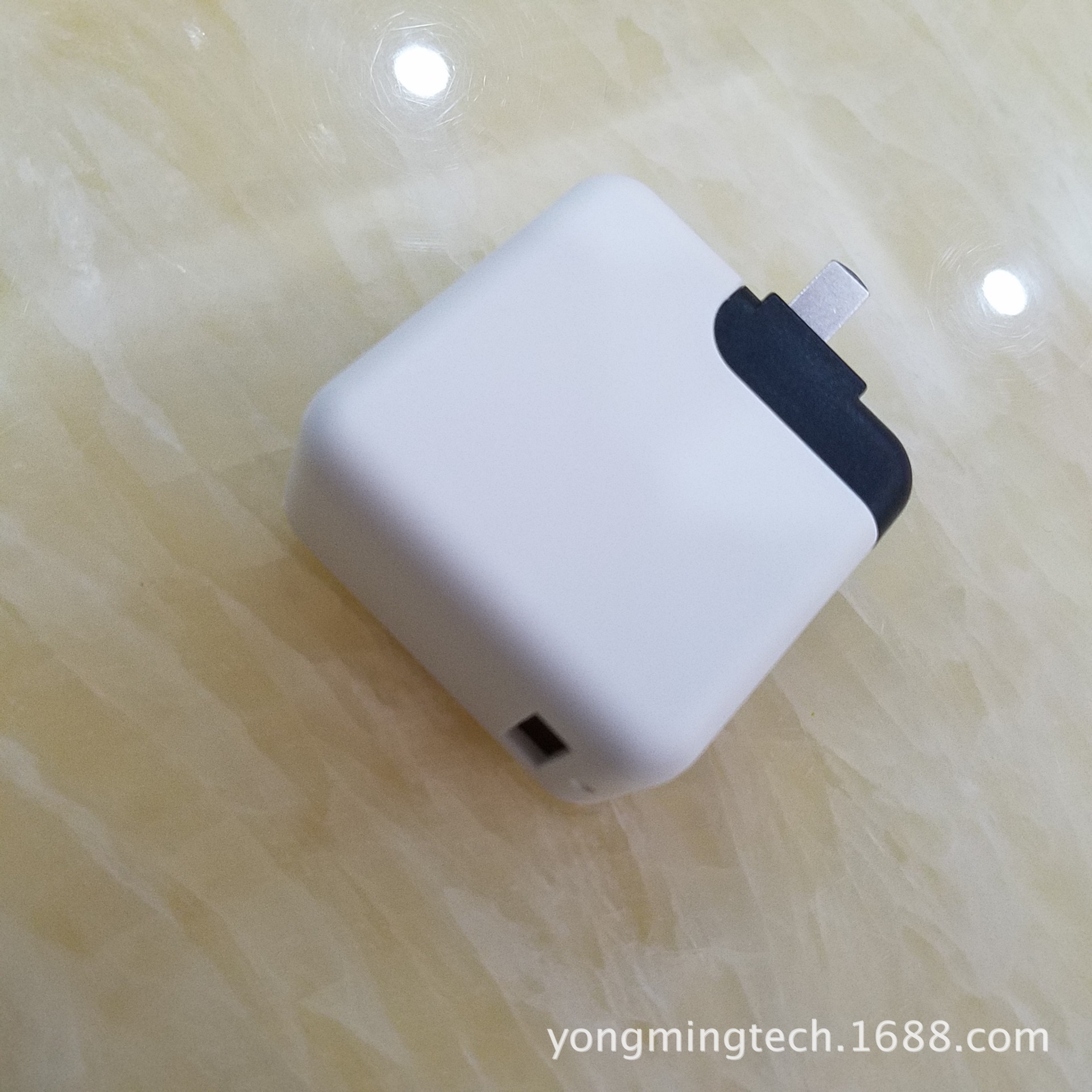 新款QC3.0充电器外壳，供应30W  USB充电器外壳