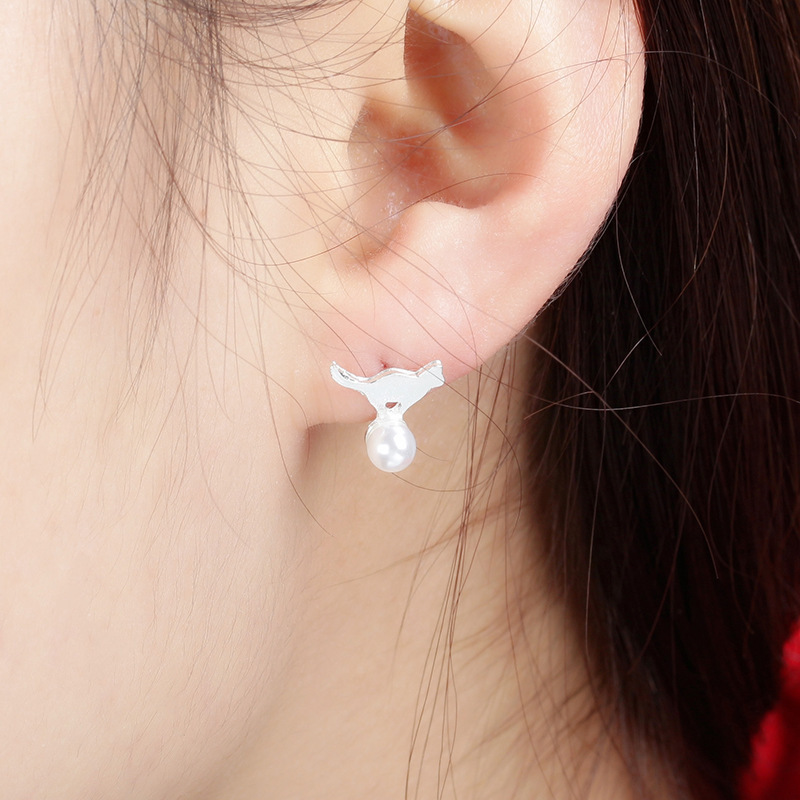 Simple Cartoon Cat Earrings Inlaid With Pearl Hypoallergenic Ear Pins Glossy Animal Kitten Earrings Wholesale display picture 9