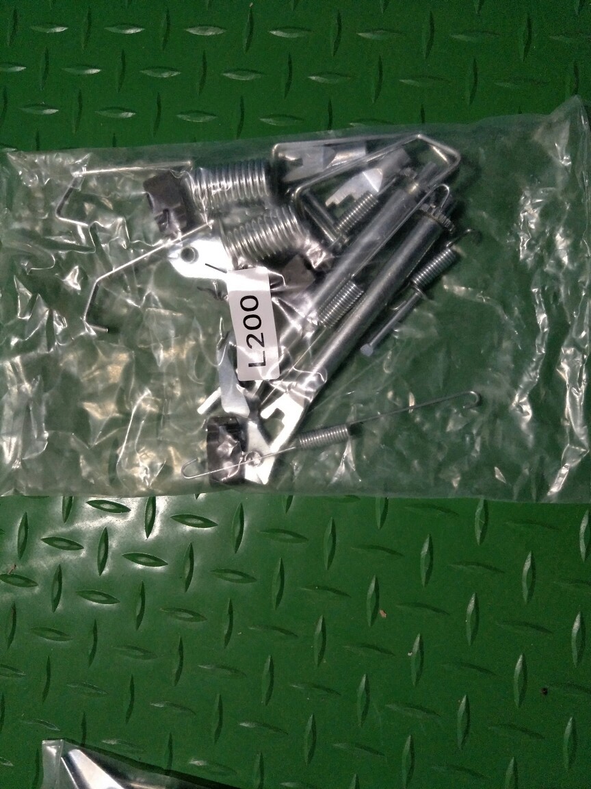 Suministro de fábrica coche L2004600A139 kit de reparación de frenos kit de reparación de ajuste de freno trasero freno de tambor reparación de automóviles