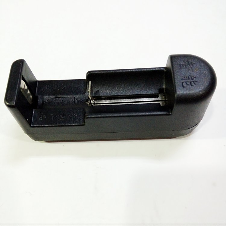 单槽18650锂电池充电器强光手电筒智能充电器14500座充26650