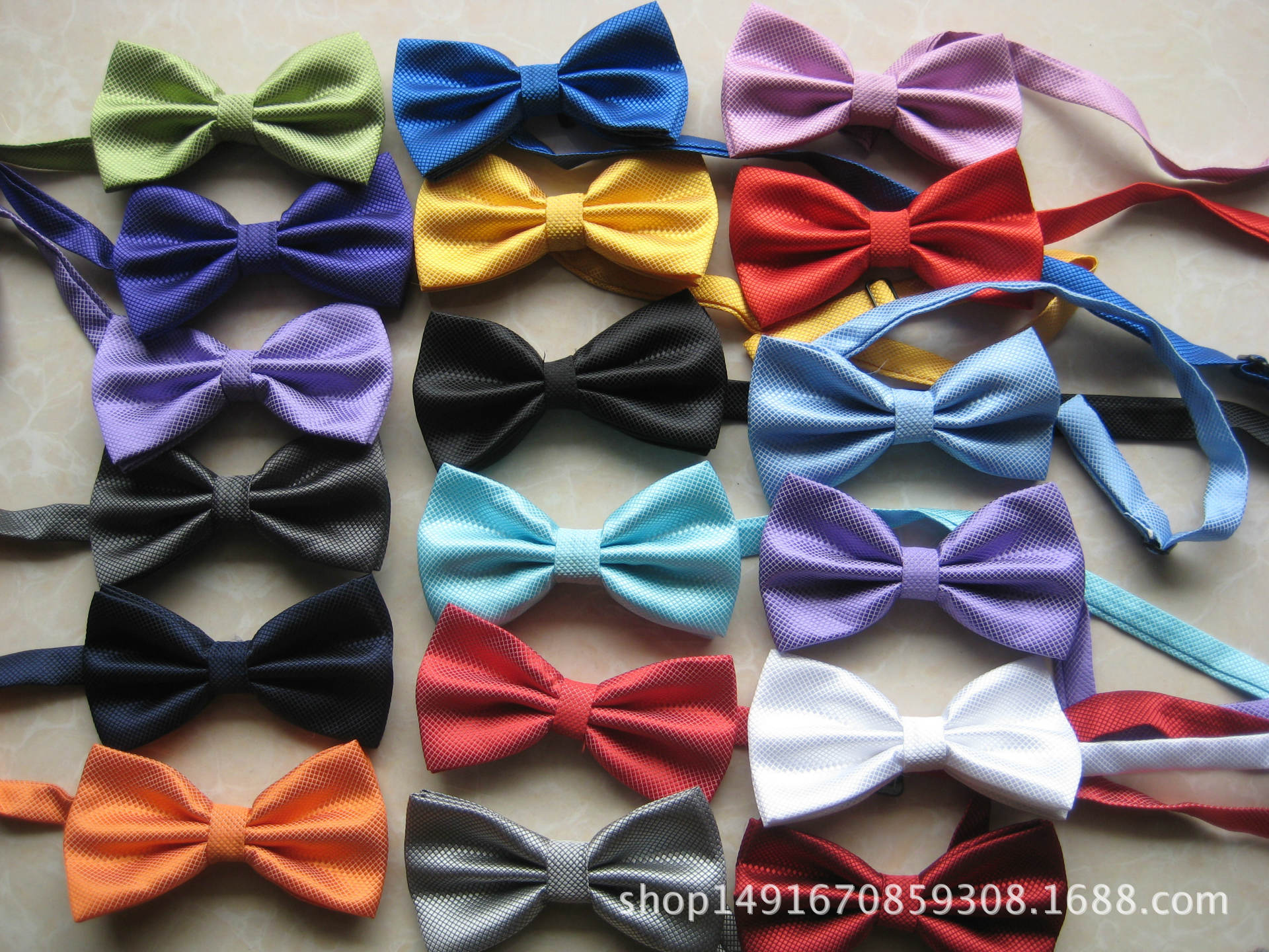 Solid color men's bow tie for adults with bow