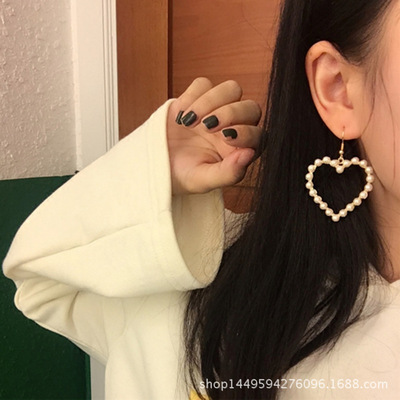 Japan and South Korea Hollow Retro Geometry love Pearl Earrings Simplicity heart-shaped Ear jewelry wholesale Peach Earrings Highlight