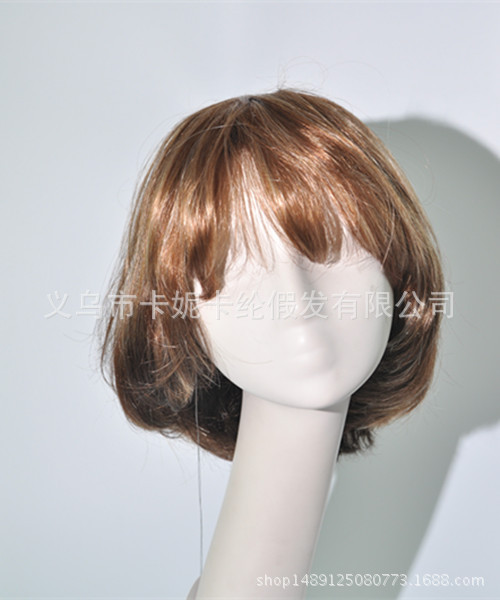 El nuevo cabello de estudiante marrón es lindo y lindo