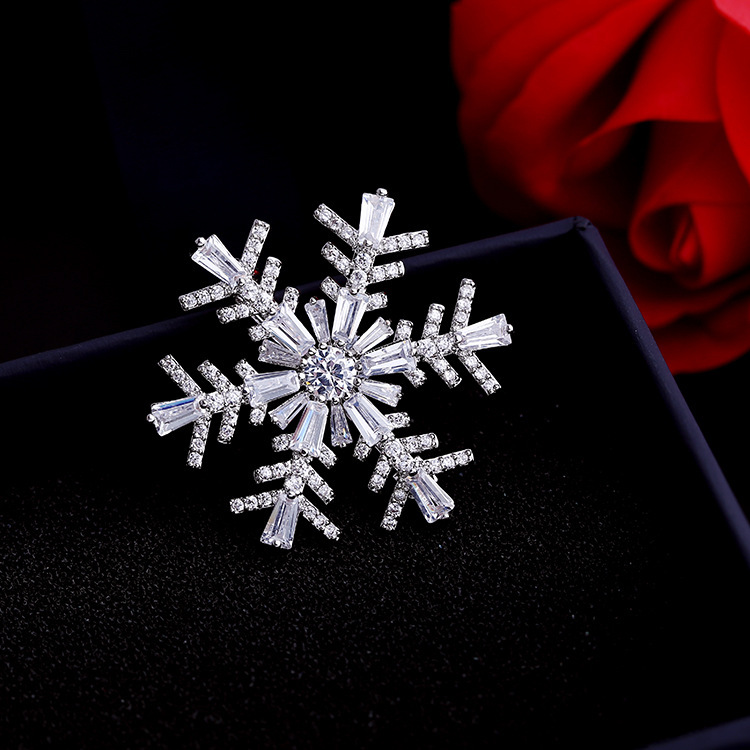 Upscale Korean Version Of Zircon Snowflake Brooch Men&#39;s Suit Star Fashion Brooch display picture 11