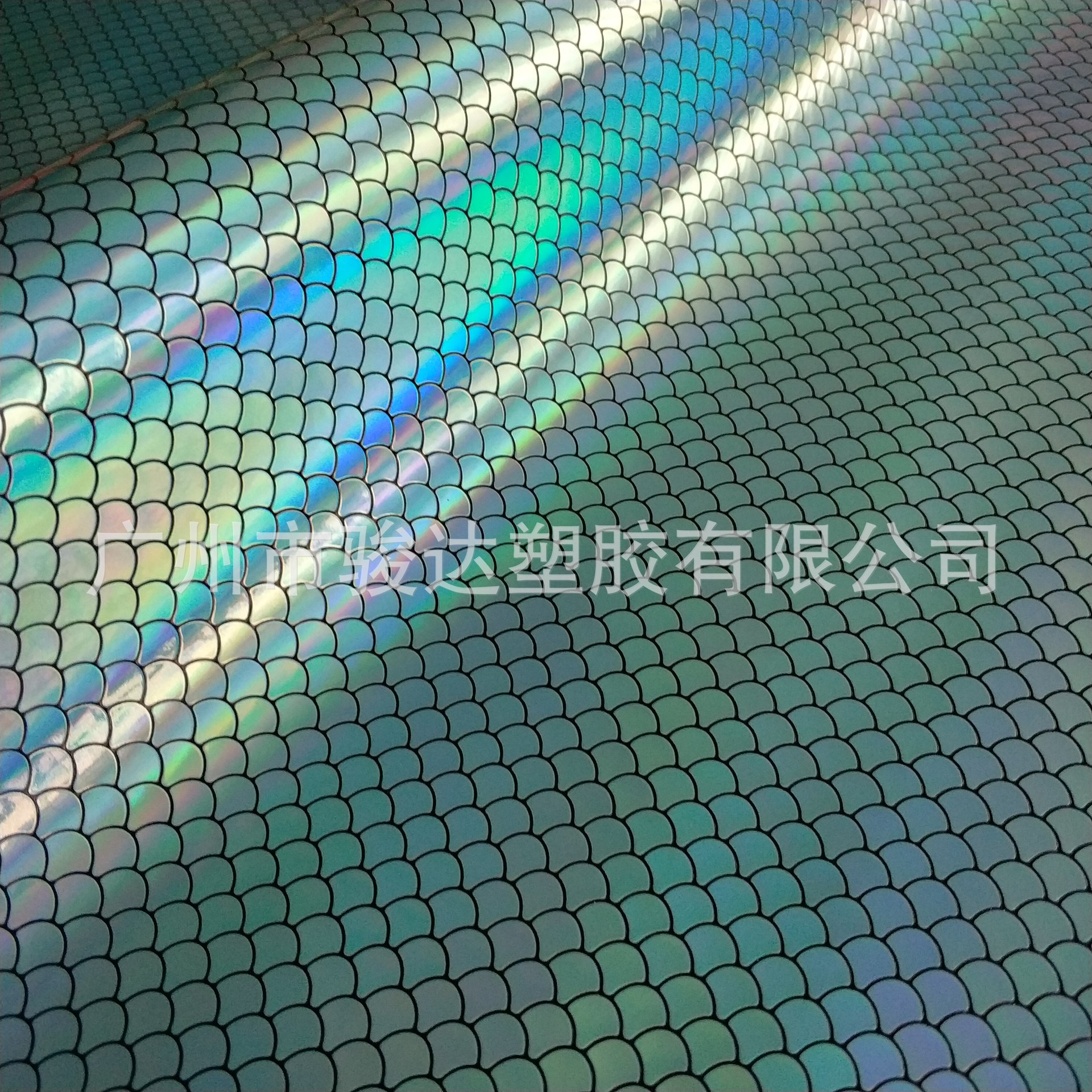 新款彩虹镭射反光pu革压纹皮革七彩反光扇贝纹鱼鳞纹厂家直销-阿里巴巴