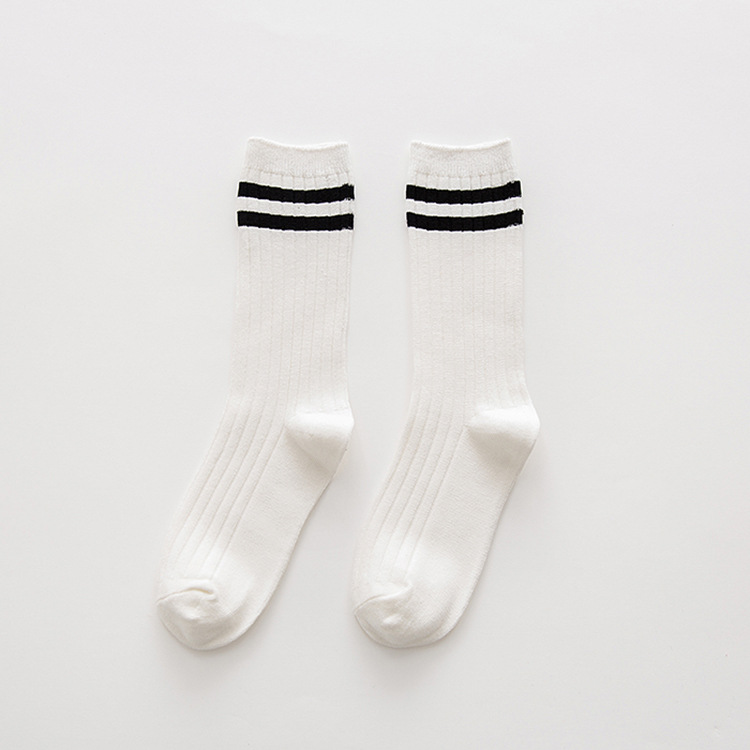 秋冬の新型の二本のバーの綿の女性は靴下の日本の学院の風の双針の中で筒の靴下のメーカーの卸売りを積みます。