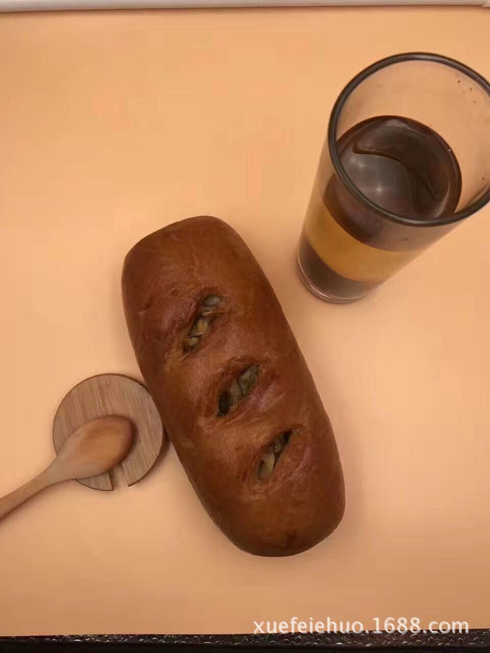 Russia Fruit Kernel Out Pakistan Raisins Cranberry Walnut kernel Sandwich bread 350 Grams Hardcover