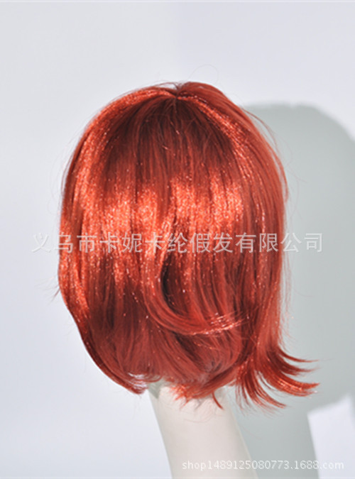 El nuevo estudiante marrón es juguetón y lindo