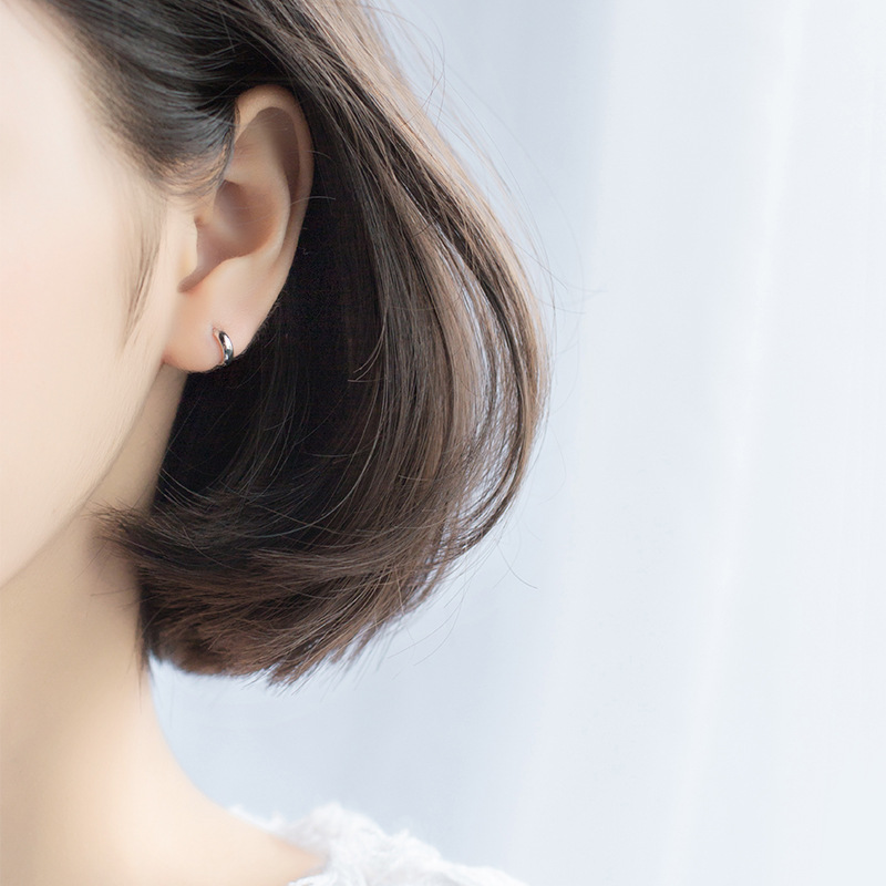 S925 botón de orejas de plata para mujeres estilo japonés y coreano simple brillante círculo corto de orejas temperamento botón de orejas clavo de orejas E1013