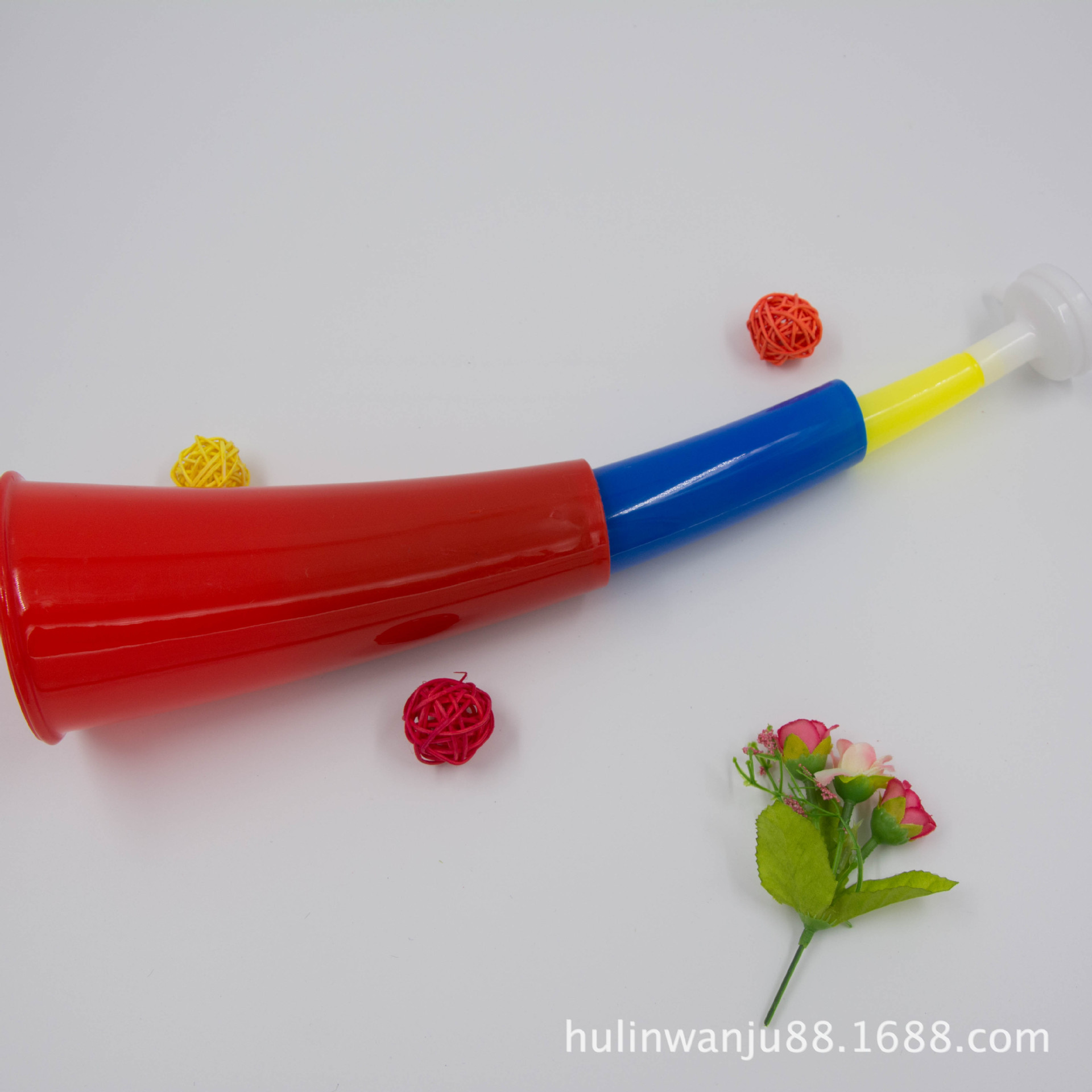 Copa del Mundo tres cuernos de plástico retráctil gran ventilador apoyar juguetes para niños fabricantes al por mayor