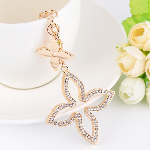 Yiwu small jewelry Korean version creative four-leaf clover car keychain pendant fashionable and exquisite women's bag pendant wholesale