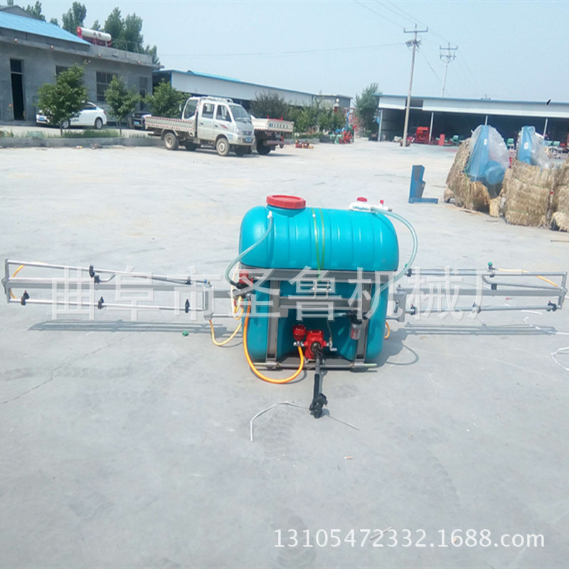 拖拉機(jī)噴藥機(jī)3