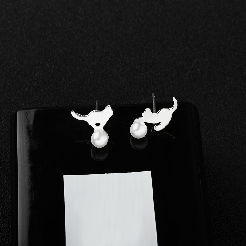 Simple Cartoon Cat Earrings Inlaid With Pearl Hypoallergenic Ear Pins Glossy Animal Kitten Earrings Wholesale display picture 12