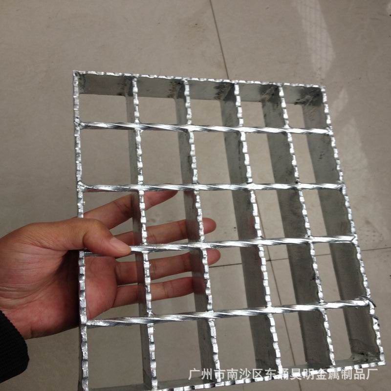 专业生产镀锌钢格板 楼梯齿形防滑踏步板 车间走道地沟盖板