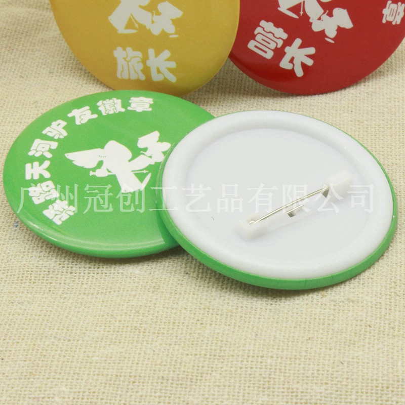 Экологически чистый пластиковый рекламный значок пользовательского круглого рекламного подарочного значка пластикового нижнего значка можно настроить