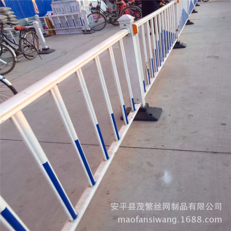 供应人行道隔离道路护栏反光市政护栏马路公路交通安全设施防护栏