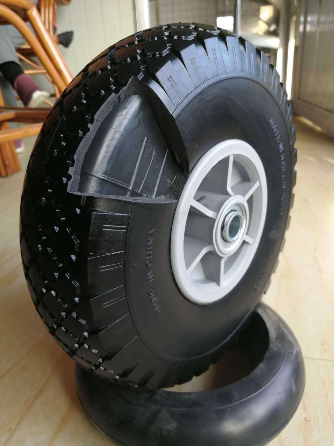 厂家直销供应实心4.10/3.00-4聚氨酯 pu免充气发泡轮胎