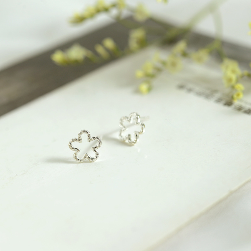 磨砂梅花耳钉 s925纯银小耳钉 镂空空心花朵耳饰 简约小耳钉9089