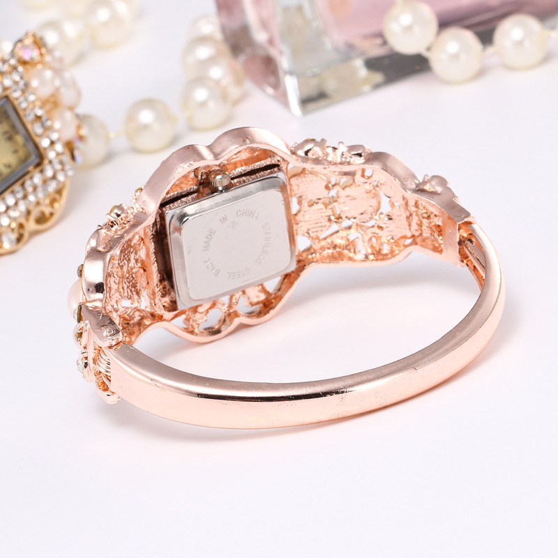 Stylish pearl-studded details