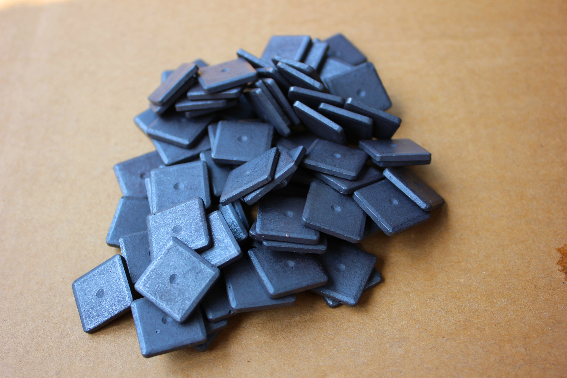 磁铁厂家铁氧体同性异性切割方块模压F20*20*3强磁磁芯永磁磁块