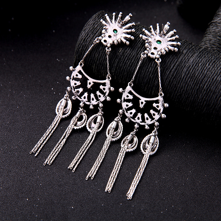 Earrings Ladies Long Retro Diamond-studded Alloy Earrings display picture 10