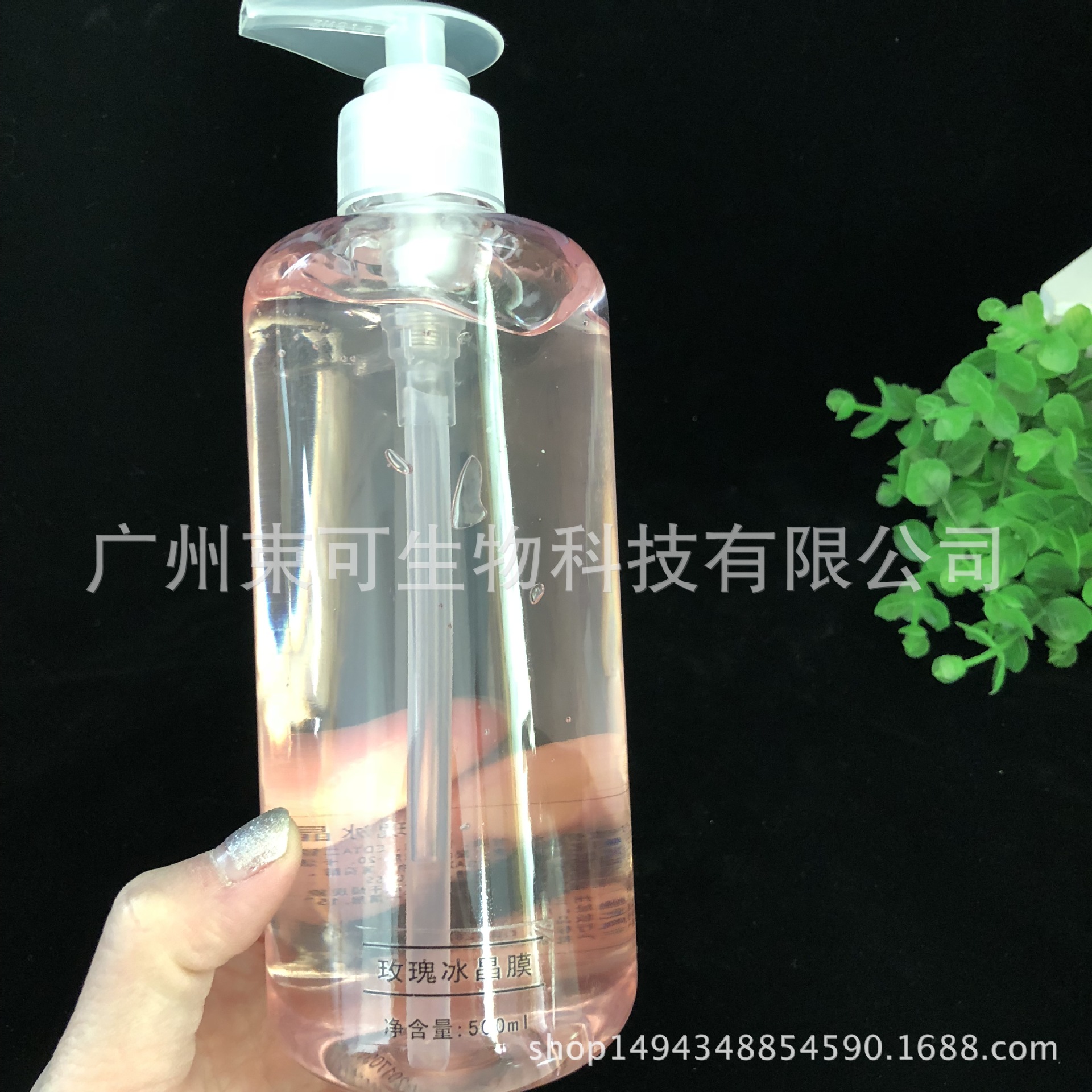 Moisturizing nutritious face mask contains rose
