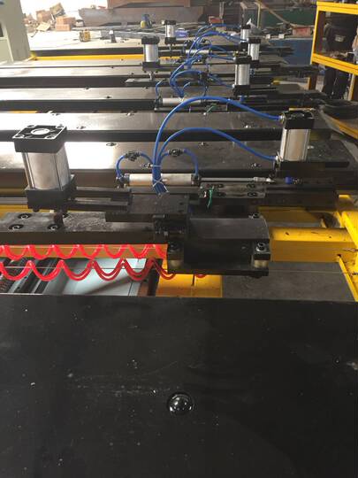 Plate punching machine platform, 7 sets of clamps, 3 sets of ordinary 4 sets of automatic expansion and contraction, dust removal plate feeding