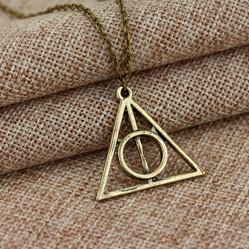 Triangular necklace Lunarov Gurus intermediate resurrection stone holy tool necklace two yuan store
