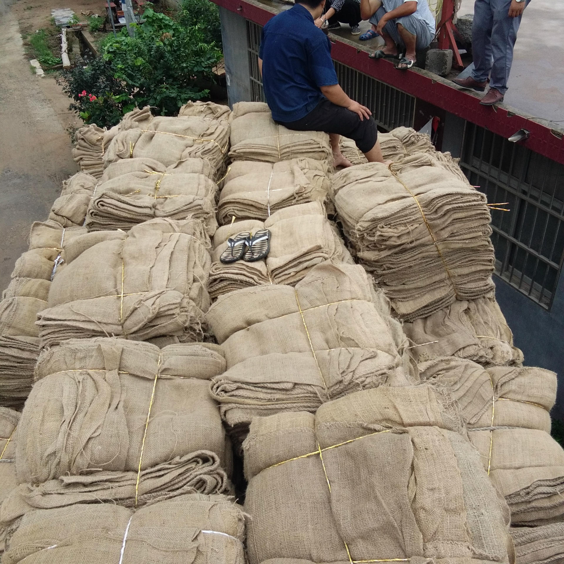 麻袋扎紧,把自己装进麻袋,把人装进麻袋_大山谷图库