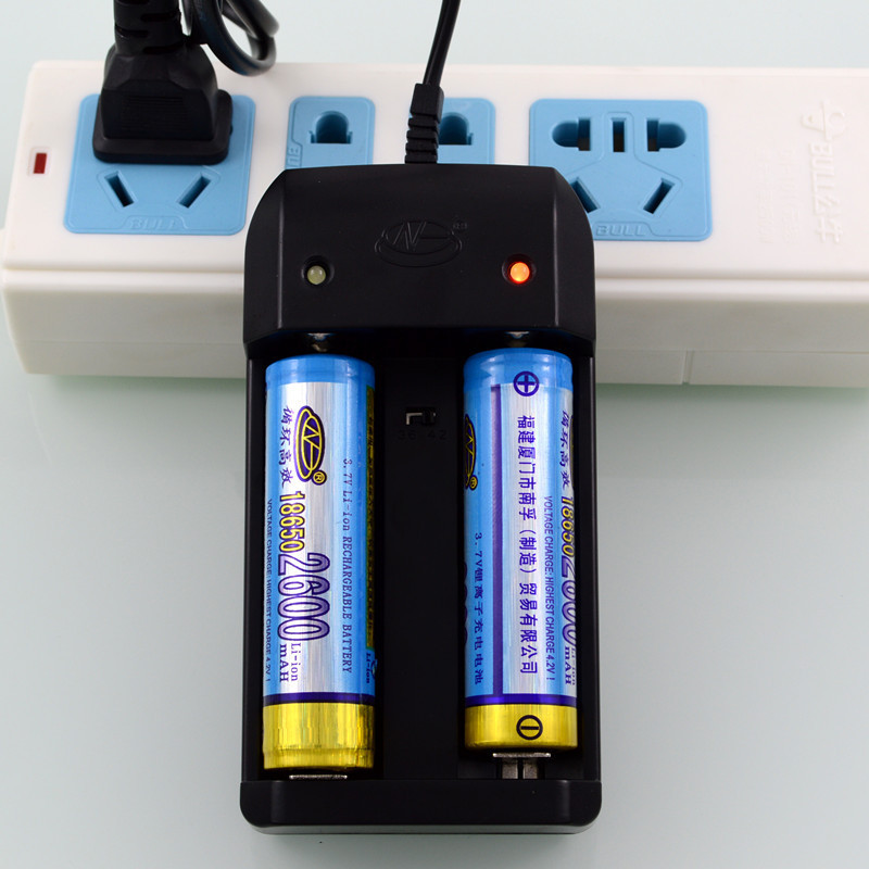 厂家批发 环高牌18650 26650 1450双槽万用磷酸铁锂/锂电池充电器