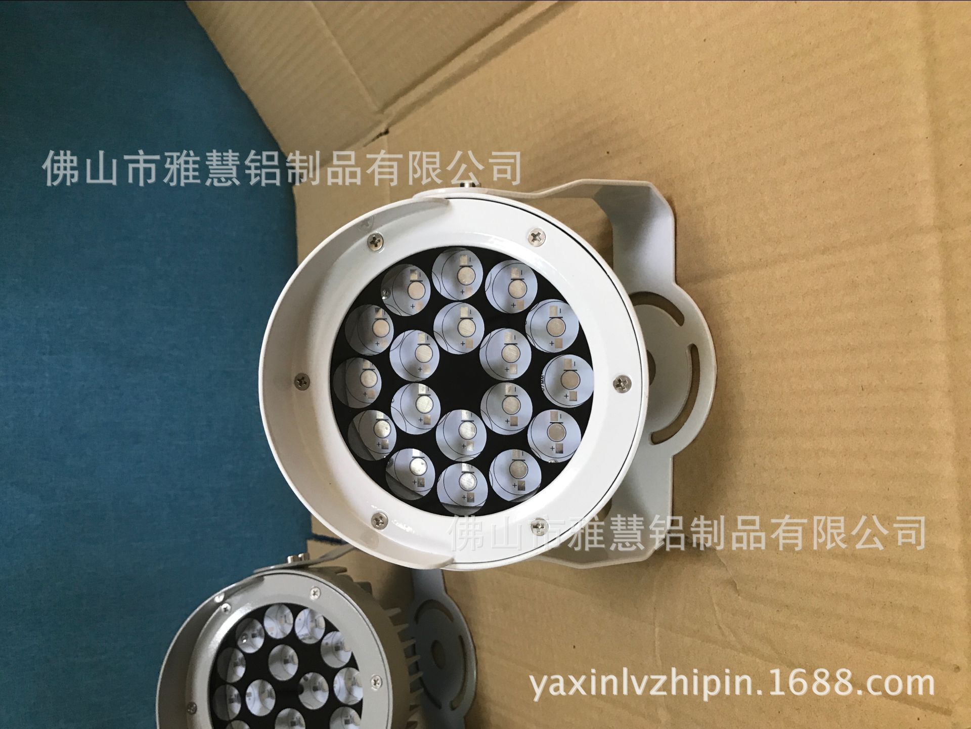 厂家批发供应18新款圆形LED闪光灯、频闪灯、投光灯、补光灯外壳-阿里巴巴