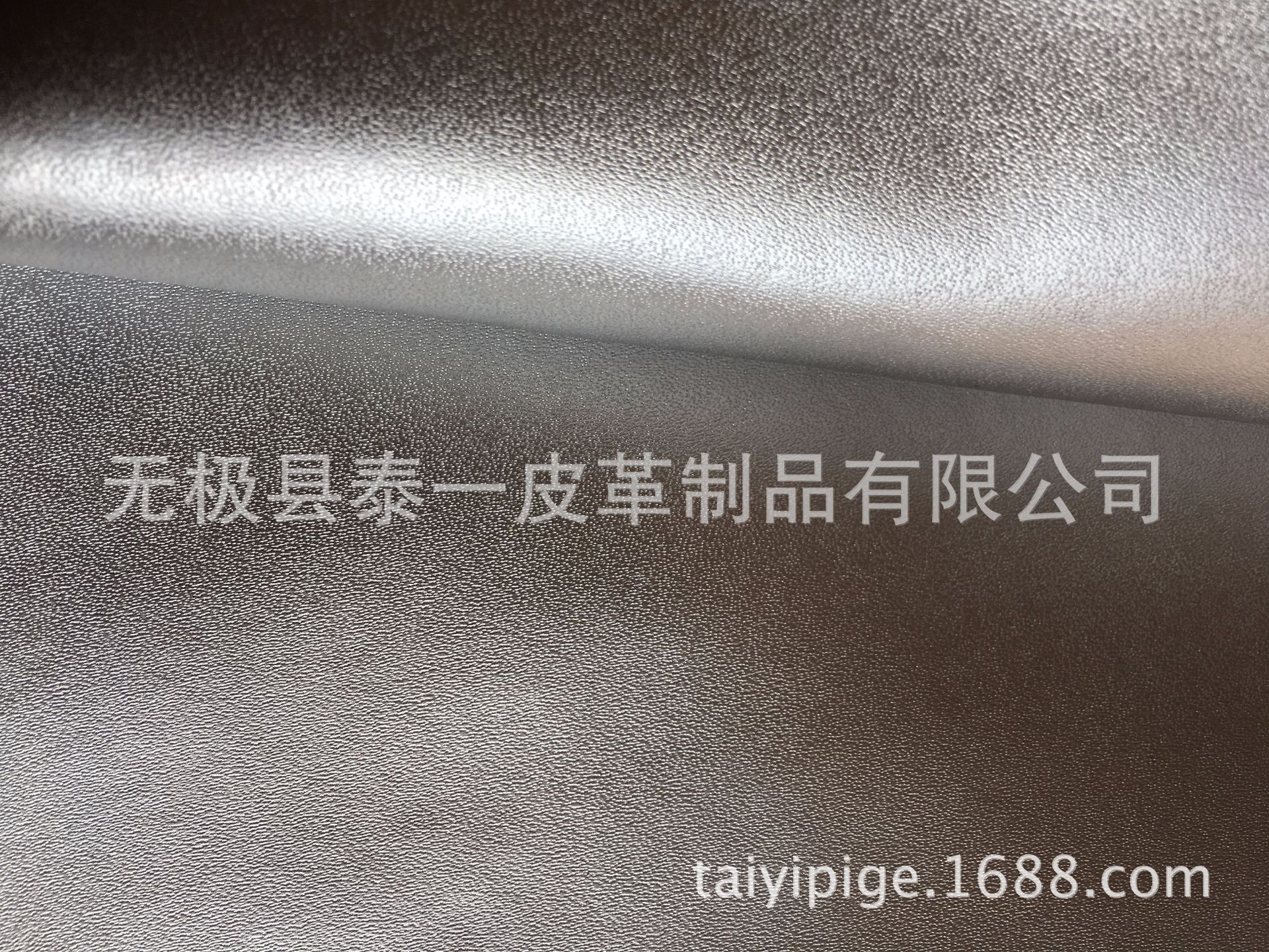 二层亮银平纹（100纹）箱包革、鞋面革