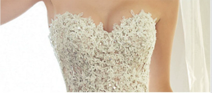 Bride's slim lace tail wedding dress