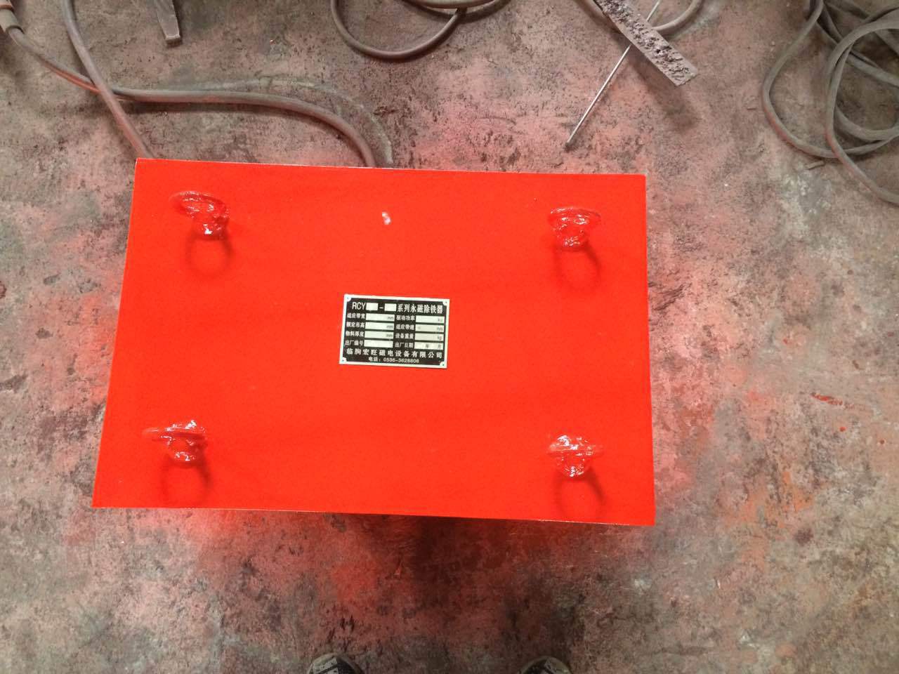除铁器专业供应悬挂式除铁器强磁永磁除铁器操作简单质量保障