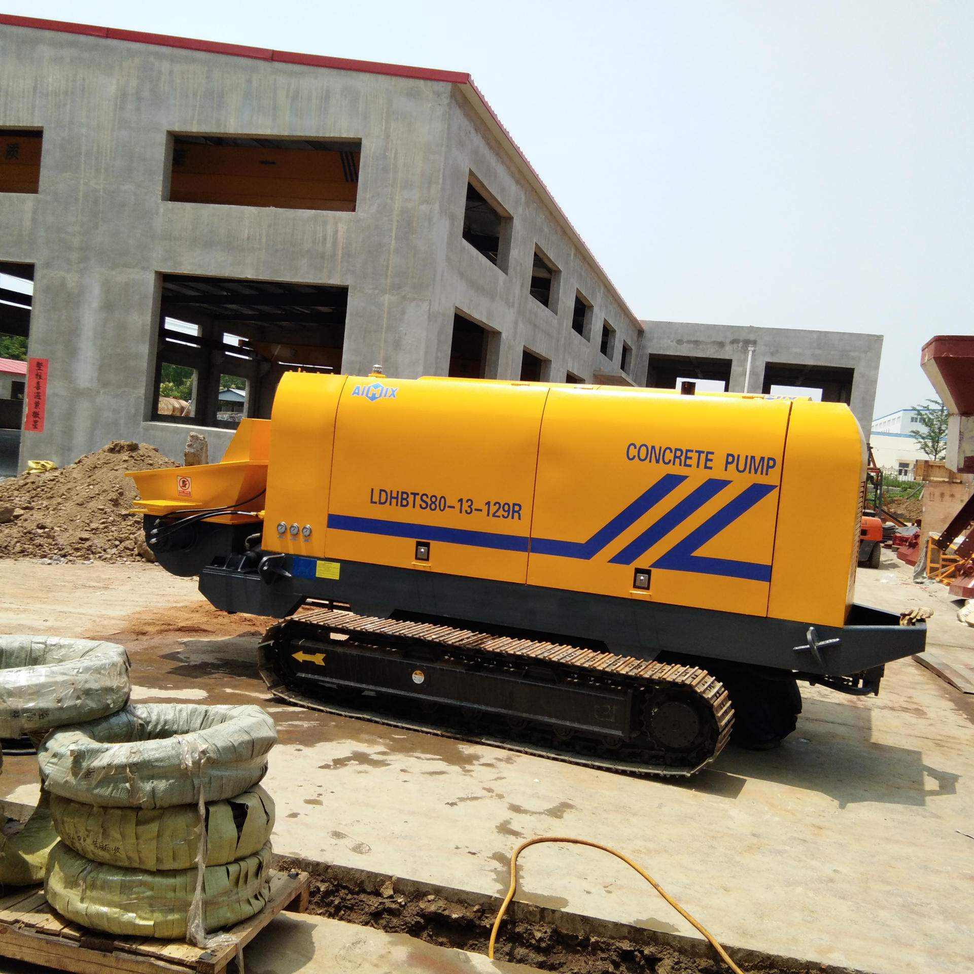 青岛履带式混凝土泵 履带泵 履带式混凝土输送泵 沼泽泵 荒漠施工