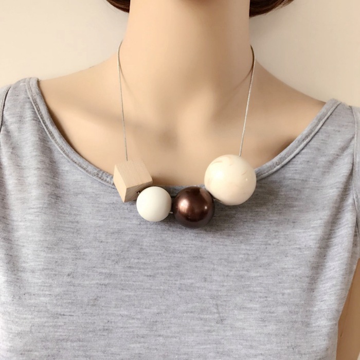 Jewelry Wholesale Custom Brown Ball Ball Square Wood Stitching Necklace Short Money Chain Sweater Chain display picture 2