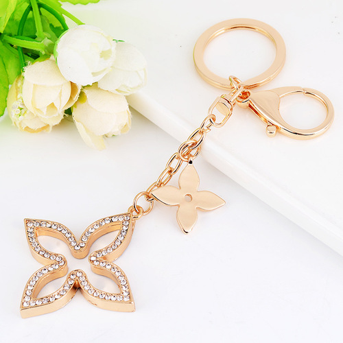 Yiwu small jewelry Korean version creative four-leaf clover car keychain pendant fashionable and exquisite women's bag pendant wholesale
