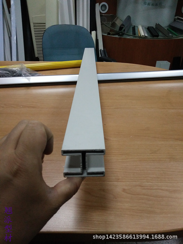 专业生产厂家生产各种不同形状的PVC型材-PVC工型连接条