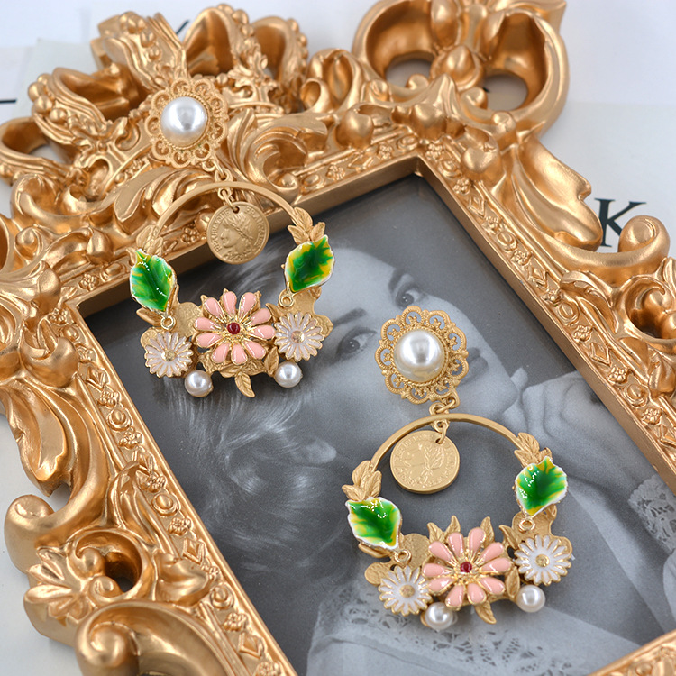 Retro Green Flower Baroque Large Circle Metal Pearl Earrings Exaggerated Earrings display picture 3