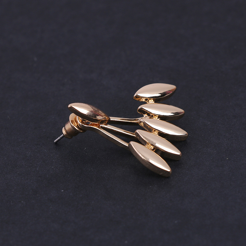 Silver pointed spike labret stud material detail