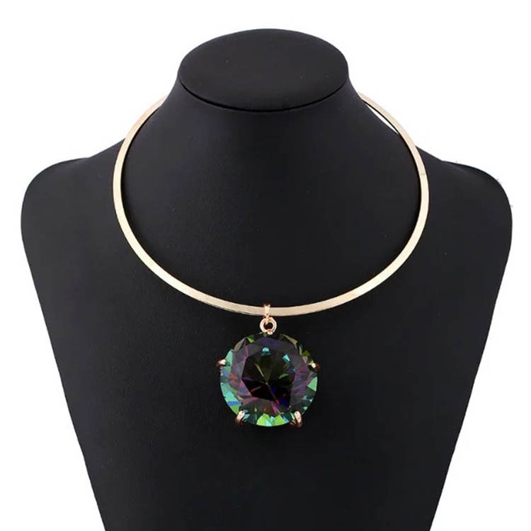 Fashionable accessories with exaggerated three-dimensional collars_voghion.com