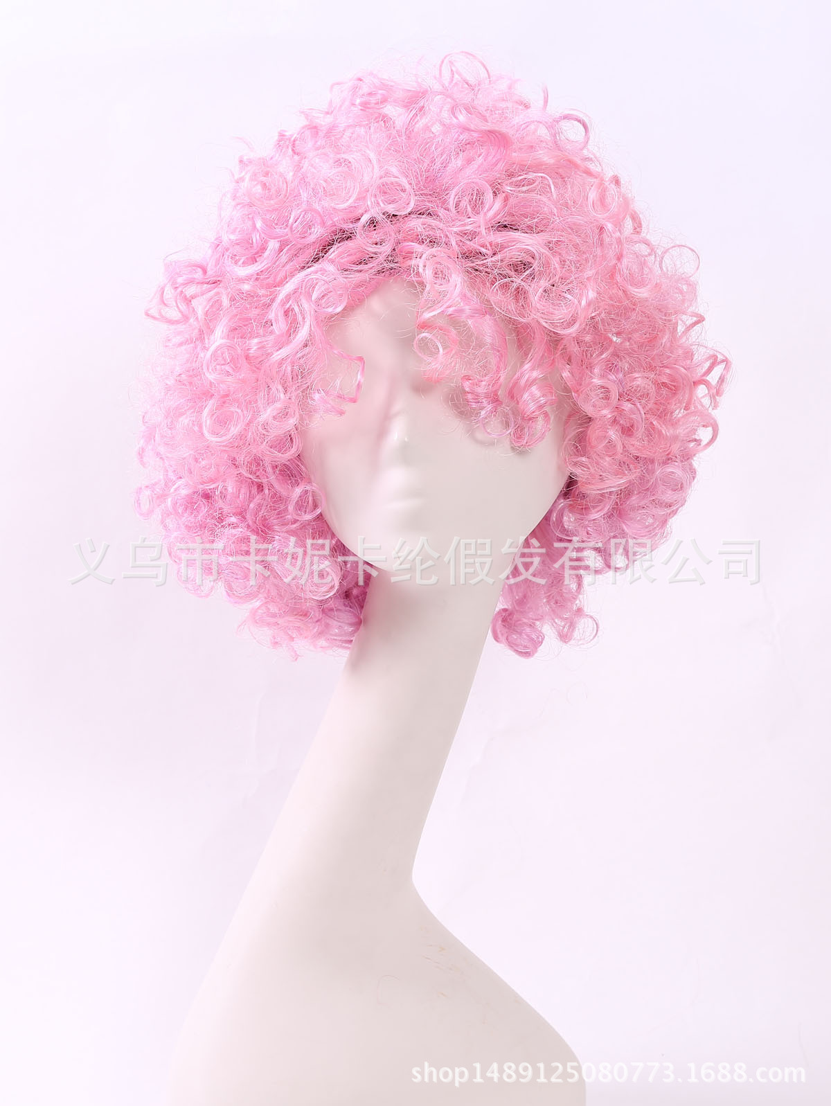 Los nuevos fanáticos del rosa son populares en el cabello rizado europeo y americano