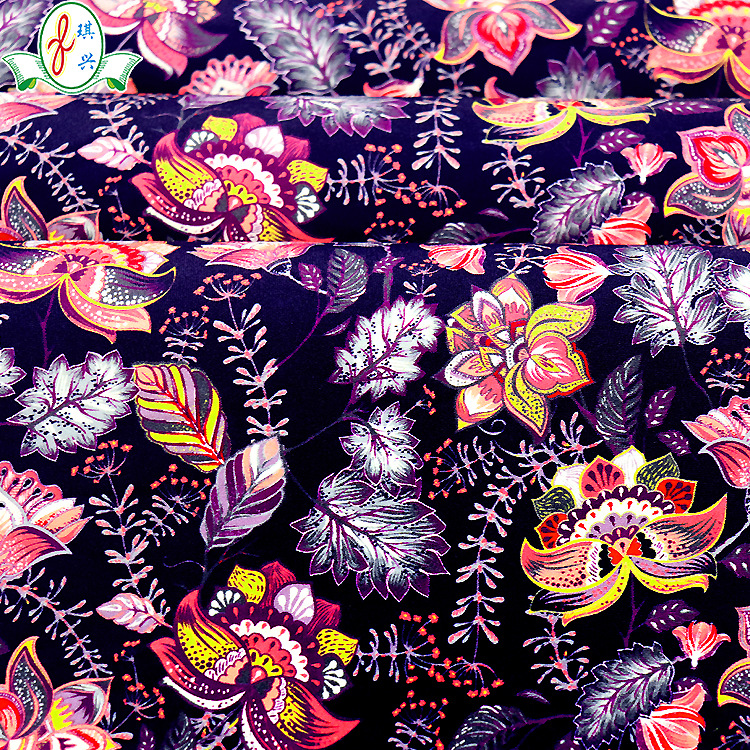 �¿���������ֲ��ӡ��Ӿװ���� ����ӡ�����ڰ��ڵ���Ӿ������Ů