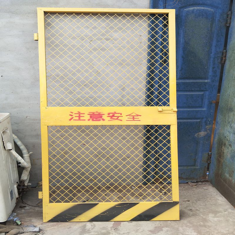 现货批发电梯安全门 基坑临边护栏 施工楼层黄色警示带电梯安全门