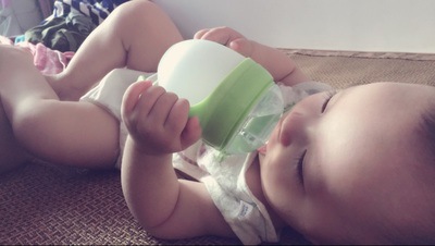 硅胶奶瓶宝宝喝奶实拍1