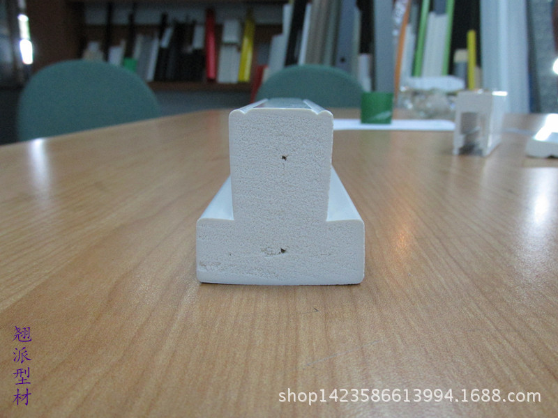 专业厂家提供各种形状不同颜色PVC发泡挤出型材-卷帘门竖梁