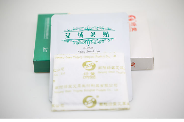 Self-Heating Moxa Patch Ai Cao Warm Moxibustion Topical Heat Patch for Neck Shoulder Waist and Navel 2 Patches in use