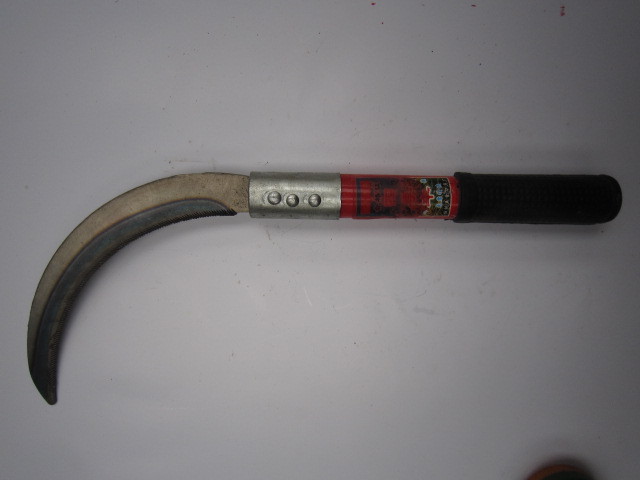 厂家销售铁柄锯齿镰刀稻谷镰刀海草刀弯刀家用长柄工具户外除草